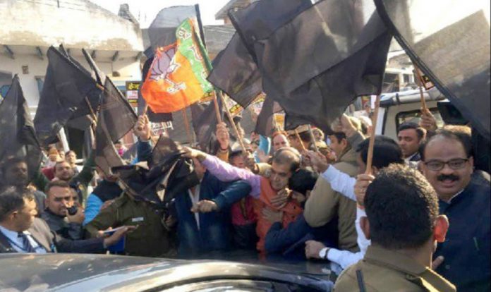 मुख्यमंत्री अरविंद केजरीवाल के गाड़ी पर गुंडो ने किया हमला, दिखा BJP का झंडा-100-goons-with-bjp-flags-attacked-on-car-of-delhi-cm-arvind-kejriwal-indinews-