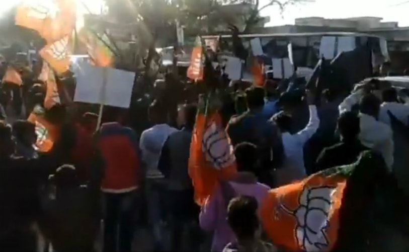 मुख्यमंत्री अरविंद केजरीवाल के गाड़ी पर गुंडो ने किया हमला, दिखा BJP का झंडा-100-goons-with-bjp-flags-attacked-on-car-of-delhi-cm-arvind-kejriwal-indinews-