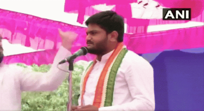 man-slapped-hardik-patel-during-loksabha-congress-rally-in-gujrat