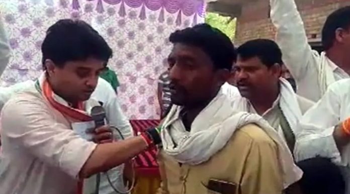 सिंधिया के सामने फूटा किसान का गुस्सा, कांग्रेस की कर्ज़ माफी स्कीम पर उठाया सवाल - IndiNews-farmer-reacts-in-jyotiraditya-scindia-sabha-on-karz-maafi