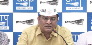 AAP उम्‍मीदवार के बेटे का आरोप 'पापा ने टिकट के लिए केजरीवाल को 6 करोड़ दिए' son-of-of-balbir-singh-jakhars-accuses-kejriwal-of-selling-lok-sabha-election-2019-tickets-6-crore-IndiNews
