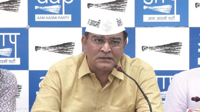 AAP उम्‍मीदवार के बेटे का आरोप 'पापा ने टिकट के लिए केजरीवाल को 6 करोड़ दिए' son-of-of-balbir-singh-jakhars-accuses-kejriwal-of-selling-lok-sabha-election-2019-tickets-6-crore-IndiNews