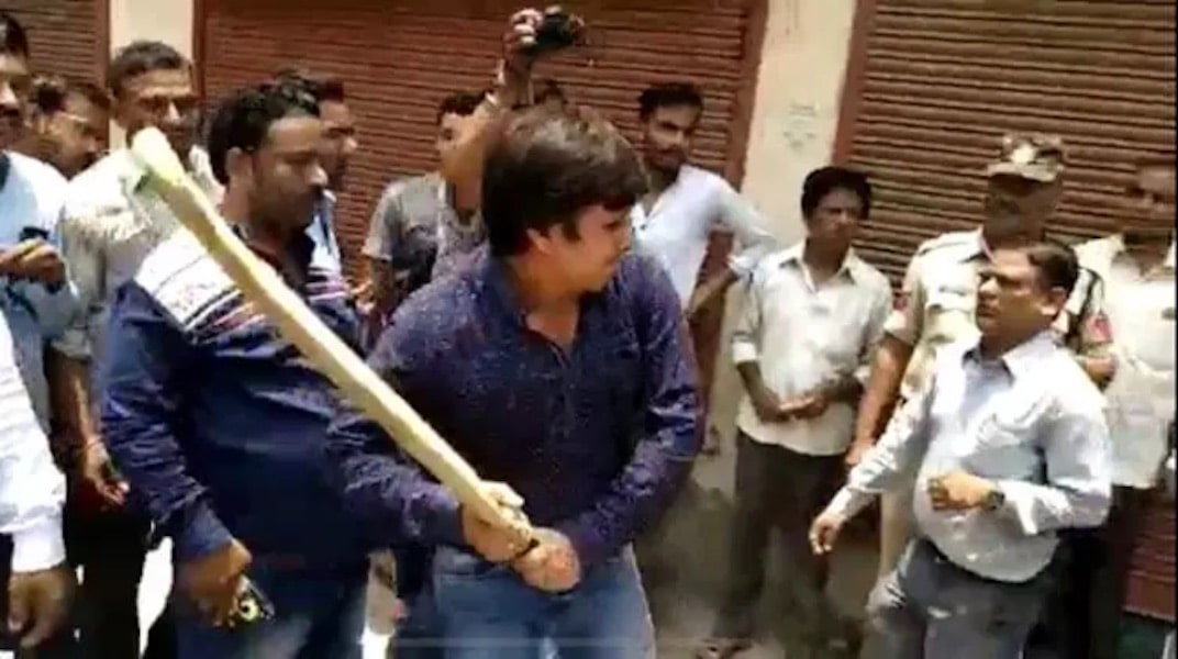 Akash-Vijayvargiya-bjp-leader-kailash-vijayvargiyas-son-beaten-officials-with-bat-in-indore