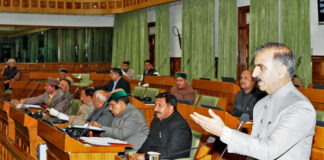 हिमाचल प्रदेश विधानसभा स्पीकर ने पूर्व CM सहित 15 विधायकों को निष्कासित किया